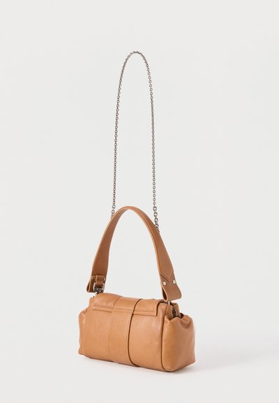 Pequeño bolso de mano de cuero marrón claro con asa ancha y corta y correa larga y fina de cadena plateada, de forma rectangular con detalles cosidos.