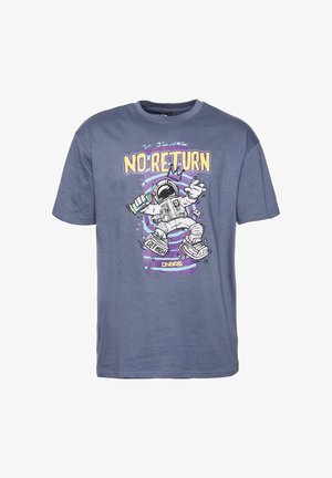 Tamsiai mėlyna medvilninė marškinėlių su trumpomis rankovėmis. Papuošta grafiniu vaizdu su astronautu ir užrašu "NO RETURN" geltona ir purpurine spalvomis.