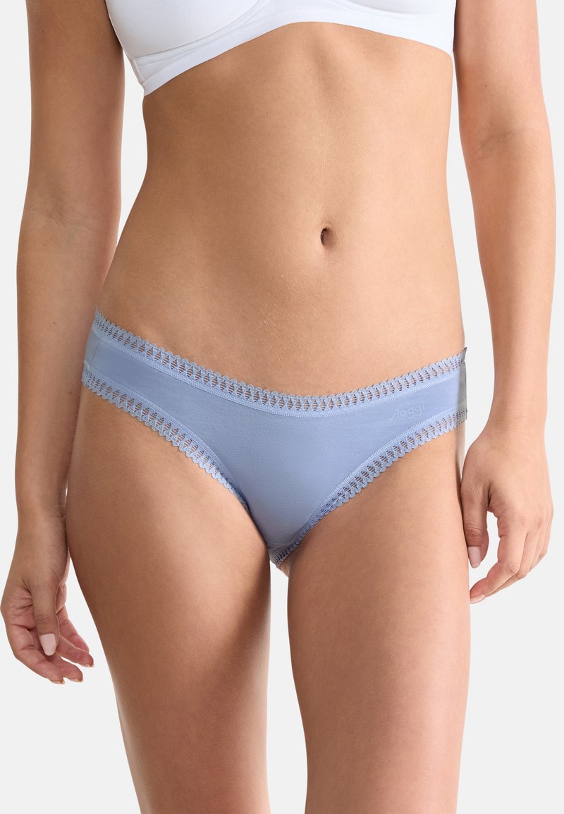 Himmelblaues Bikiniunterwäsche aus einem glatten Stoff, mit einem zarten Spitzebesatz entlang der Kanten und einem schlichten Design.