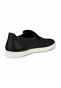 Sneaker in pelle nera con tomaia textured, chiusura con elastico e suola in gomma bianca. Punta arrotondata e design minimalista.