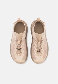 HOKA HOPARA 2 - Pantofi drumeție - shifting sand/dune