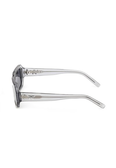 Gafas de sol rectangulares transparentes en gris con patillas gruesas transparentes que presentan detalles metálicos y logotipos decorativos cerca de las bisagras.