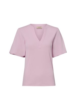 Hellrosa Bluse mit kurzen Ärmeln, V-Ausschnitt und einem kleinen eingenähten Detail unterhalb des Halsausschnitts, auf weißem Hintergrund dargestellt.
