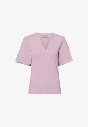 Lichtroze blouse met korte mouwen, V-hals en een klein doorgestikt detail onder de halslijn, weergegeven op een witte achtergrond.