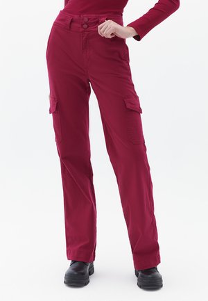 Rote Cargo-Hosen aus Baumwollmischung mit zwei Seitentaschen, hoher Taille mit doppeltem Knopfverschluss und geradem Bein.