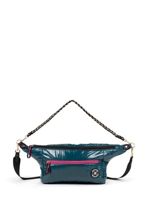 Bolso de bandolera de nailon en color verde azulado con un acabado brillante, que cuenta con un bolsillo con cremallera rosa, una correa negra y una cadena trenzada para llevar.