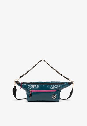 Bolso de bandolera de nailon en color verde azulado con un acabado brillante, que cuenta con un bolsillo con cremallera rosa, una correa negra y una cadena trenzada para llevar.
