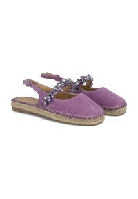 Espadrilles de ante lavanda con tiras de slingback y un strap decorativo de cuentas, además de una suela de yute trenzado. Punta redonda y correa ajustable para el tobillo.