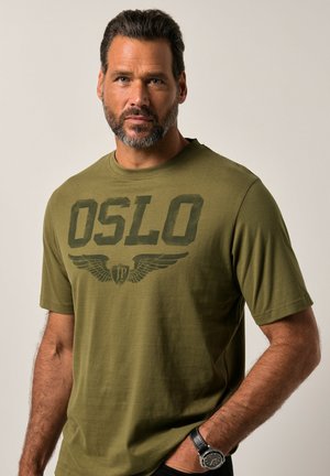 Oliven grøn bomulds t-shirt med iøjnefaldende "OSLO" tryk og vinge grafik. Korte ærmer, rund halsudskæring, glat tekstur og afslappet pasform.