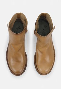 Braune Leder-Ankle-Boots mit glatter Textur, seitlichem Reißverschluss und minimalistischer Gestaltung. Abgerundete Zehe und kontrastierend genähte Sohle.