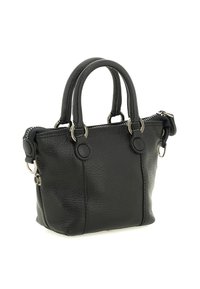 Borsa in pelle nera con texture, dotata di manici doppi, anelli in metallo argentato e chiusura con cerniera su sfondo bianco.