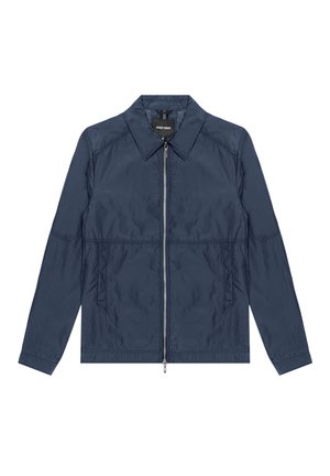 Giacca leggera color blu navy con colletto a camicia, zip frontale e tasche laterali. Presenta un tessuto testurizzato con una leggera lucentezza.