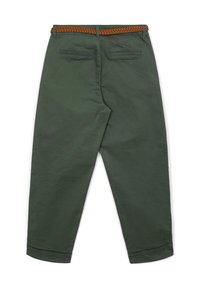 Pantaloni a sigaretta verde scuro con orli risvoltati, due tasche a welt posteriori e una cintura intrecciata marrone infilata attraverso i passanti.