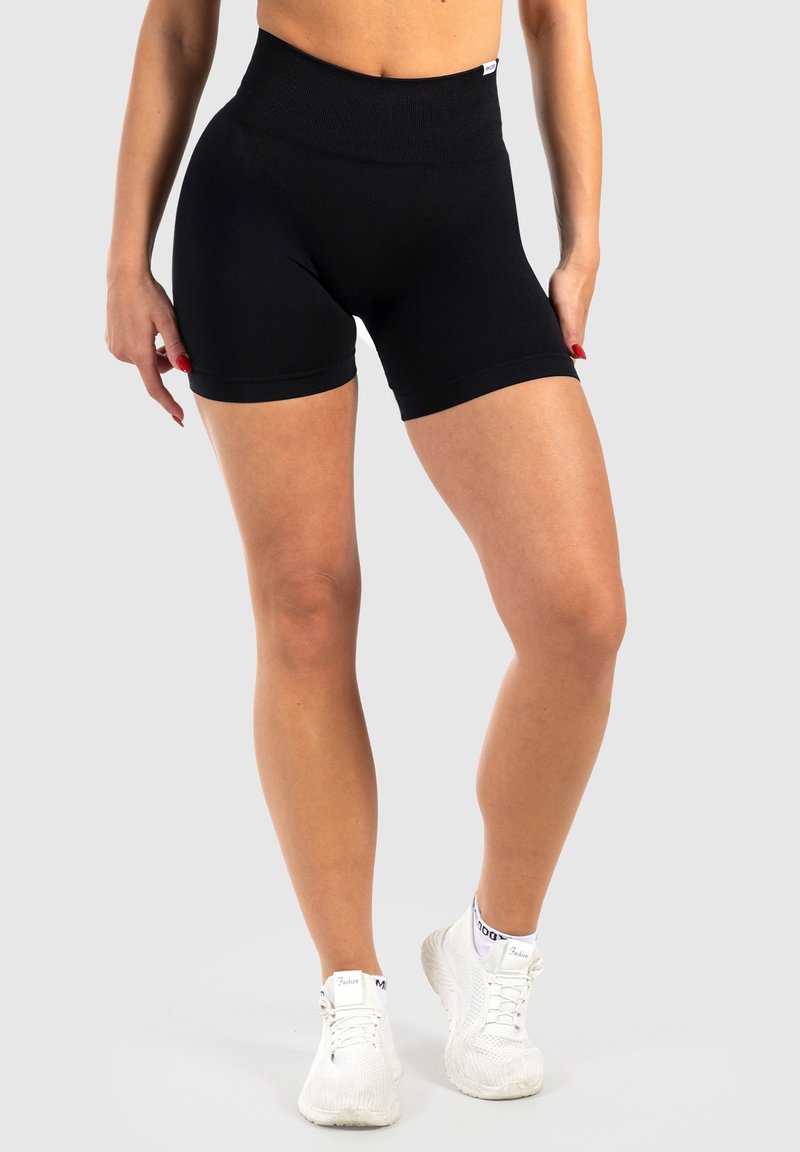 Shorts noirs taille haute en tissu extensible, avec une texture lisse et un design ajusté, adaptés pour le sport ou un usage décontracté.