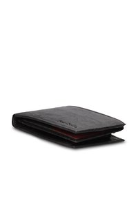Portafoglio in pelle nera con finitura testurizzata, caratterizzato da un interno con accenti rossi. È parzialmente aperto, mostrando gli scomparti per le carte e un design compatto.