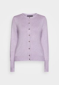 Cardigan boutonné lilas en tissu tricoté doux, doté d'un col rond, de manches longues et de boutons marron le long de la patte de boutonnage avant.