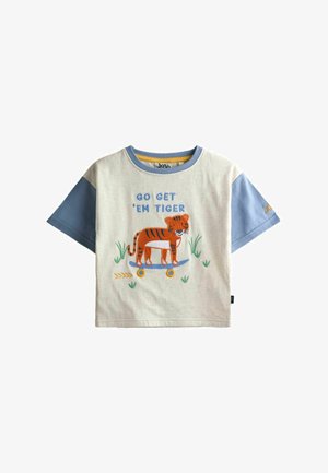 Beige og blå kortærmet t-shirt til småbørn med en tiger på et skateboard og teksten "GO GET 'EM TIGER" foran.