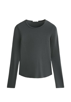 Tamnosivi dugi rukav s okruglim izrezom. Ima rebrasti uzorak i šavove sprijeda, što pruža pristajeći siluetu.