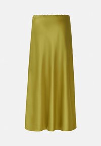 Żółta satynowa spódnica maxi o gładkiej fakturze, elastycznej talii i rozkloszowanym kroju, sięgająca do kostek.