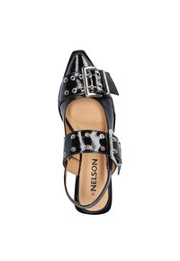 Zwarte lakleren pump met een spitse neus, zilveren gesp-detail en metallic studs. Open zijkanten met een tan inlegzool en merklabel.