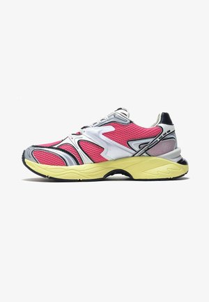 Zapatilla deportiva para hombre con malla rosa, superposiciones blancas y grises y una suela acolchada amarilla, mostrada de lado sobre un fondo blanco.
