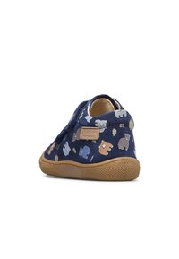 Scarpe in tessuto blu navy con stampa animale, morbida al tatto, suola in gomma beige e coulisse laterale per un facile indosso. La vista posteriore mostra una forma arrotondata.