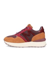 Des chaussures de sport maroon et marron avec des composants en daim et en maille, présentant un bout arrondi, des accents contrastants et une épaisse semelle blanche.