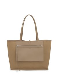 Bolso tote beige con cuerpo de tela texturizada y detalles en cuero liso. Cuenta con asas largas y un bolsillo frontal con cremallera.