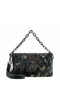 Bolso negro con superficie texturizada ondulada, que presenta una correa de cadena, detalles metálicos y un logo. Tiene una forma rectangular compacta.