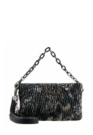 Schwarze Handtasche mit gewellter Textur, ausgestattet mit einem Kettenriemen, metallischen Akzenten und einem Logo. Sie hat eine kompakte rechteckige Form.