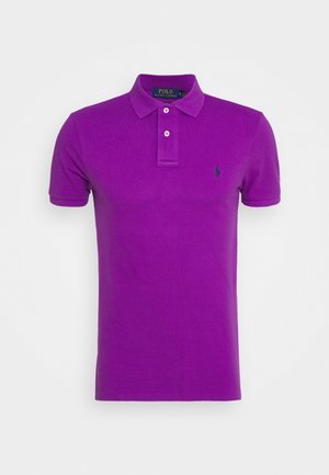 Lila Polo mit kurzen Ärmeln, Kragen und zwei Knöpfen, mit einem kleinen gestickten Logo auf der linken Brust.