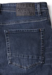 Mörkblå denimjeans med rak passform, utrustade med en läderlapp märkt "STREET ONE MEN" och en enda bakficka med sydd kant.