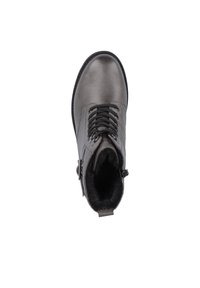 Botín de piel gris con cordones negros, forro de piel de oveja y cremallera lateral. Punta redondeada y superficie texturizada para un detalle adicional.