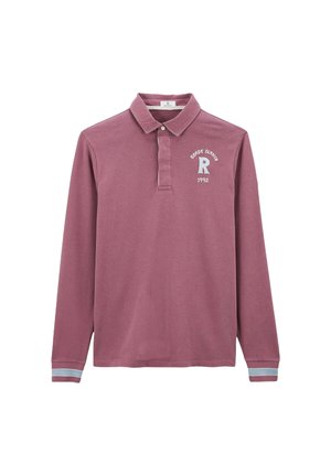 Polo à manches longues en coton rose poussiéreux, doté d'un col, d'une patte de boutonnage à deux boutons, de poignets accentués de gris et d'un logo avec "Serge Blanco 1992".