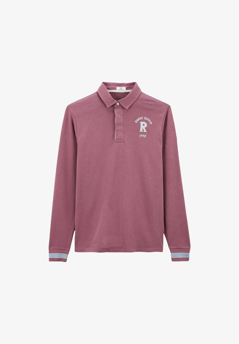 Polo à manches longues en coton rose poussiéreux, doté d'un col, d'une patte de boutonnage à deux boutons, de poignets accentués de gris et d'un logo avec "Serge Blanco 1992".
