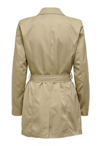 Trench-coat beige avec ceinture, doté d'un col simple, de manches longues et d'une silhouette cintrée, réalisé en tissu lisse.