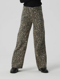 Pantalons larges au motif animal, présentant des nuances de marron et de gris. Fabriqués dans un tissu texturé avec une fermeture à bouton à la taille.