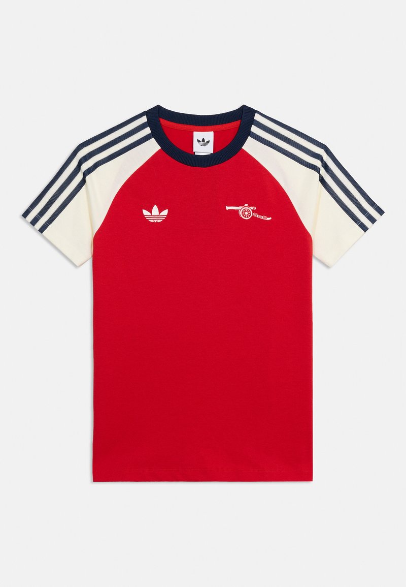 Rød Adidas kortærmet skjorte med hvide ærmer, marineblå striber, trefoil-logo på venstre bryst og hvidt kanonemblem på højre bryst.