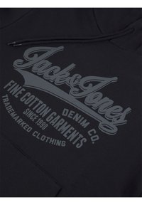 Zwarte hoodie met een grote grijze logo-opdruk met de tekst "Jack & Jones" en decoratieve elementen, gemaakt van zachte katoenen stof.
