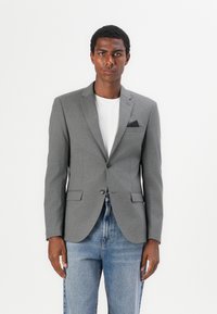 Grå blazer med skreddersydd passform, enkelt knappelt lukk og notch revers. Har to frontlommer og et lommefyrdøkt tilbehør.
