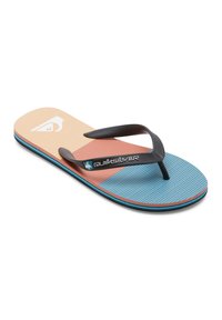 Musta kumisaapas, jossa on teksturoitu pohja vaalean oranssin, vaaleanpunaisen ja vaaleansinisen sävyissä. Ominaisuuksina Quiksilver-logo hihnassa.