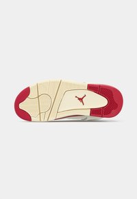 Κόκκινη και κρεμ σόλα αθλητικού παπουτσιού από καουτσούκ με υφή και έντονο λογότυπο. Διαθέτει σχεδιασμένο πέλμα για πρόσφυση και σταθερότητα.