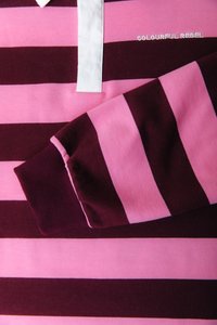 Roza in temno burgundska horizontalno črtasta majica z dolgimi rokavi, z belim ovratnikom in vezenim napisom "COLORFUL REBEL".