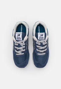 Sneakers blu navy realizzati con una combinazione di materiali scamosciati e in rete, con lacci grigi, accenti bianchi e un logo sul lato.