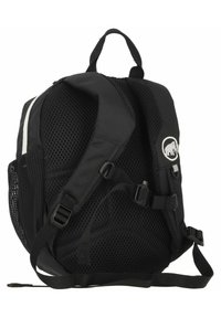 Zaino a rete nera con spallacci regolabili, tasche laterali e logo. Include un manico superiore e dettagli riflettenti per una maggiore visibilità.