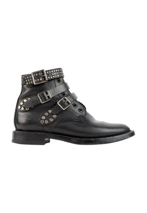 Bottine noire en cuir avec trois brides réglables à boucle et détails à clous métalliques sur fond blanc.