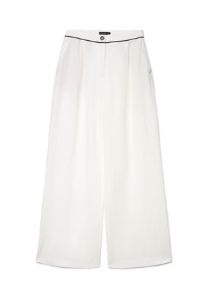 Weiße Hosen mit weitem Bein, schwarzer Paspelierung am Bund, vorderer Knopfverschluss und seitlichen Taschen.