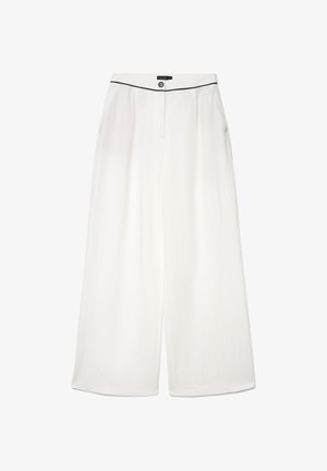 Weiße Hosen mit weitem Bein, schwarzer Paspelierung am Bund, vorderer Knopfverschluss und seitlichen Taschen.