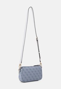 Guess NOELLE POUCH CROSSBODY SET - Skuldertasker - light blue