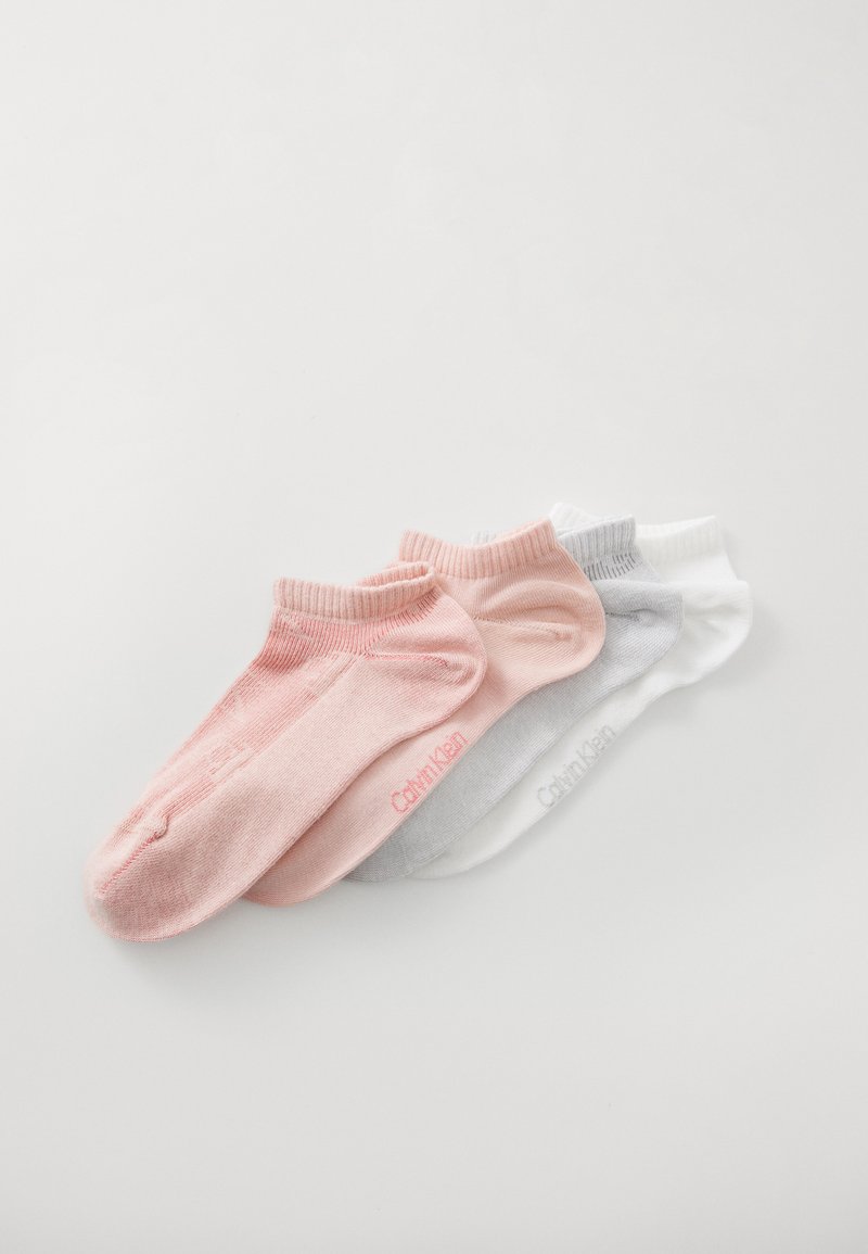 Trijų porų kojinių: rožinės, pilkos ir baltos. Pagamintos iš švelnios medžiagos, su banguotais kraštais ir išsiuvinėtu prekės ženklu šonuose.
